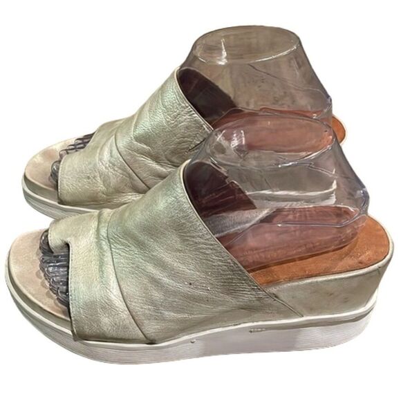 Gentle Souls by Kenneth Cole Gold Gisele 65 Sporty Slide Shoes Womens Size 9 - Picture 1 of 13